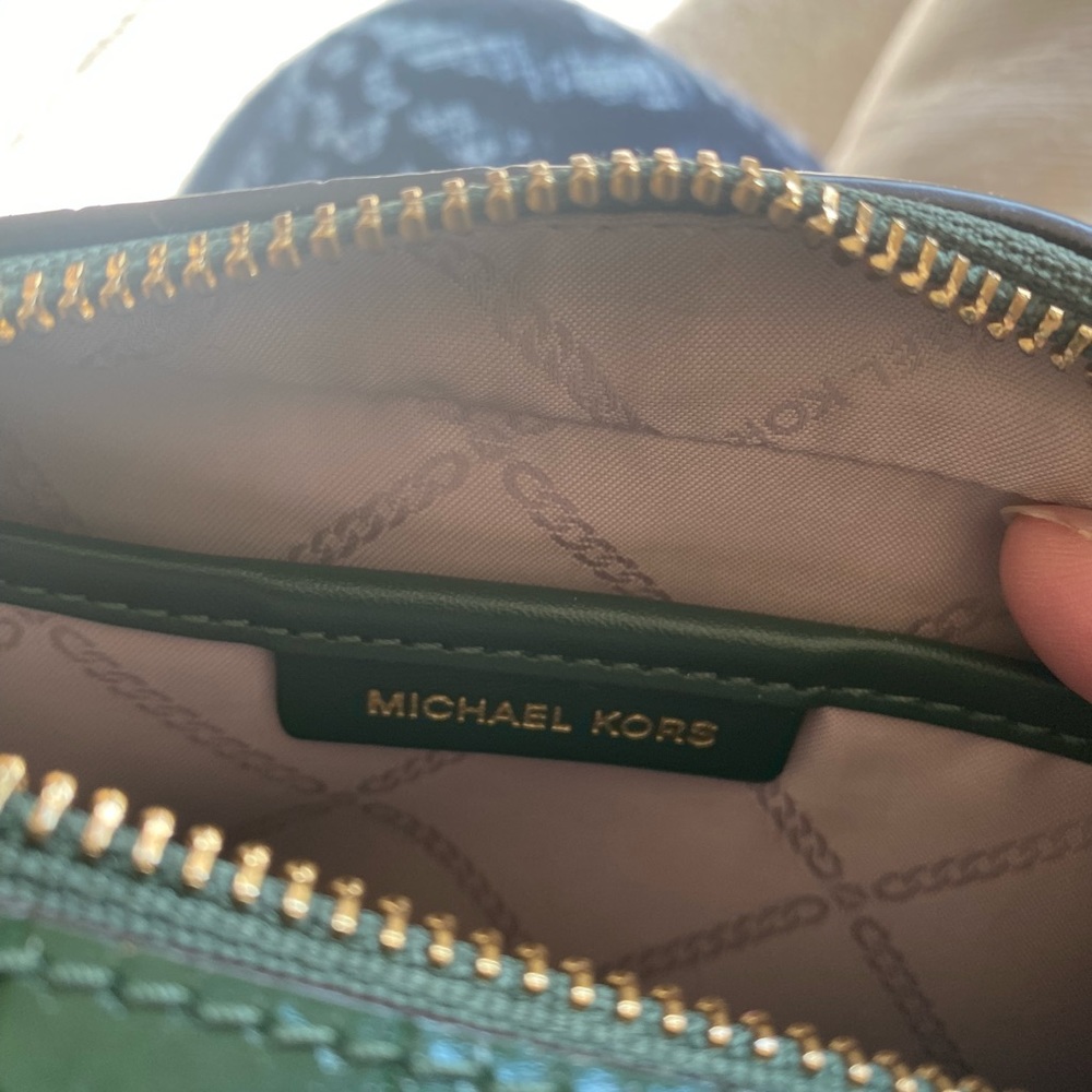 Mickeal kors cross body